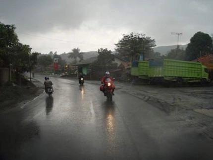 Đi xe máy khi trời mưa