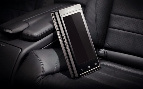 Điện thoại 2 màn hình của samsung đắt như xe máy