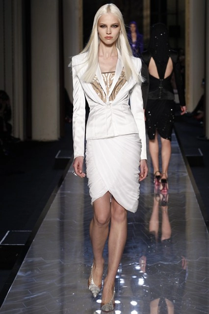 Đồ couture versace 2014 tràn ngập mũ trùm đầu và pha lê