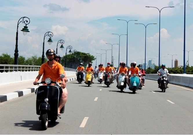 Du hí những nẻo đường đất việt trên chiếc vespa cổ điển