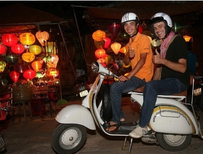 Du hí những nẻo đường đất việt trên chiếc vespa cổ điển