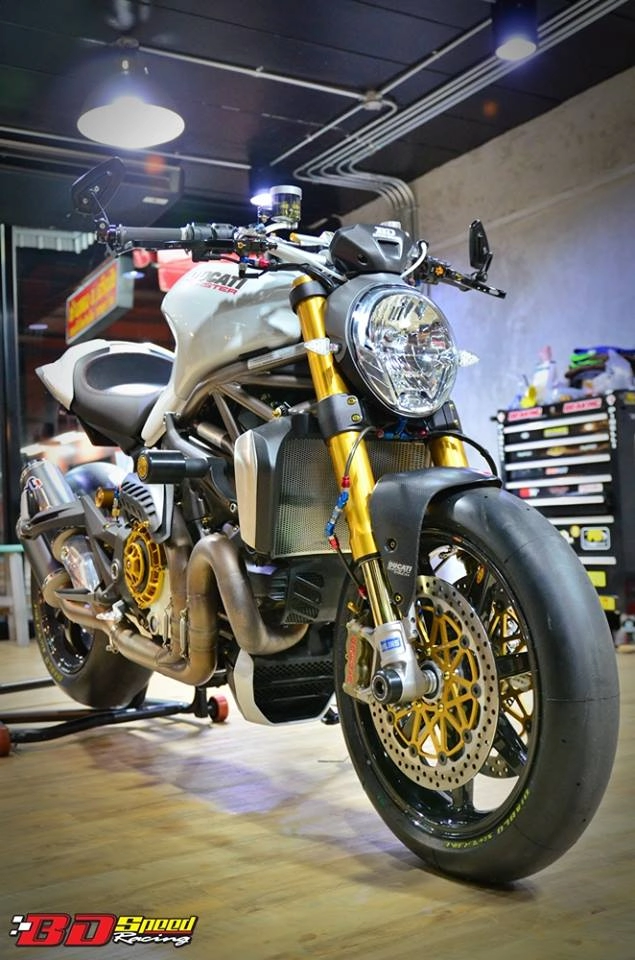 Ducati monster 1200 độ siêu khủng với dàn đồ chơi hàng hiệu