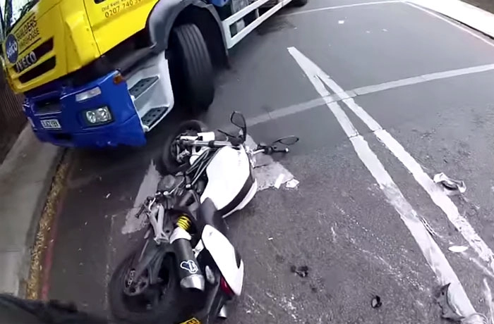 Ducati monster nát đầu dưới gầm xe tải