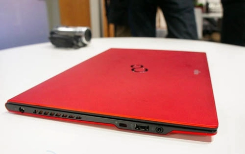 Fujitsu ra ultrabook mới mỏng 16 mm