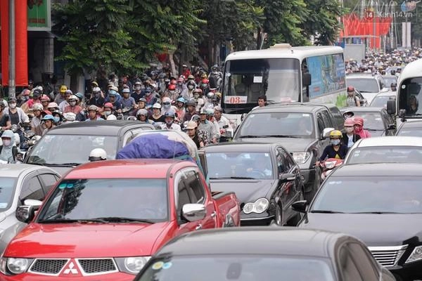 Hà nội hình ảnh ùn tắc kinh hoàng trong buổi sáng cao điểm ở ngã 4 khuất duy tiến