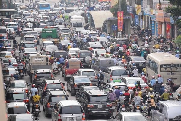 Hà nội hình ảnh ùn tắc kinh hoàng trong buổi sáng cao điểm ở ngã 4 khuất duy tiến