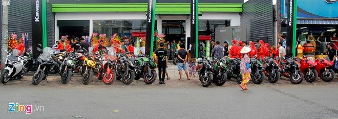 Hàng chục môtô hội tụ về showroom kawasaki