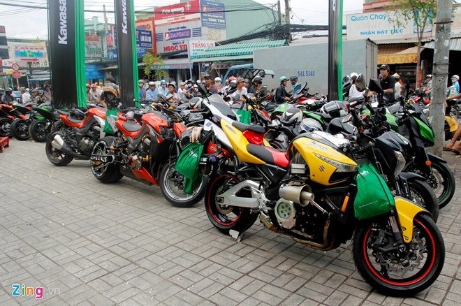 Hàng chục môtô hội tụ về showroom kawasaki