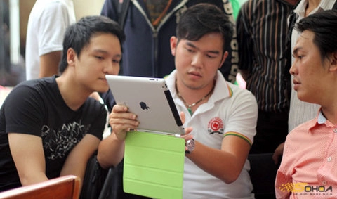 Hào hứng xem mặt ipad 2