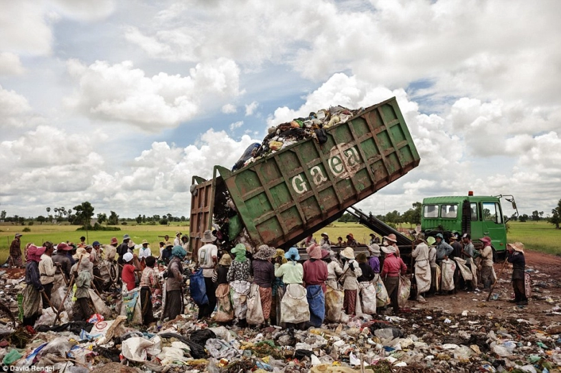 Hình ảnh gây sốc về trẻ em làm việc tại bãi rác nhiễm độc