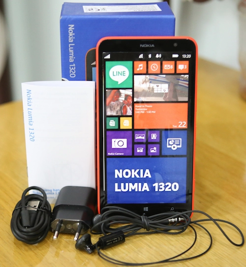 Hình ảnh mở hộp nokia lumia 1320 tại việt nam