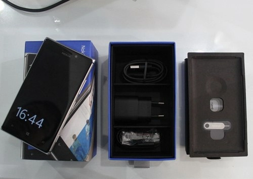 Hình ảnh mở hộp nokia lumia 925 vừa có mặt ở tp hcm