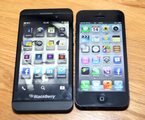 hình ảnh so sánh iphone 5 và blackberry l series