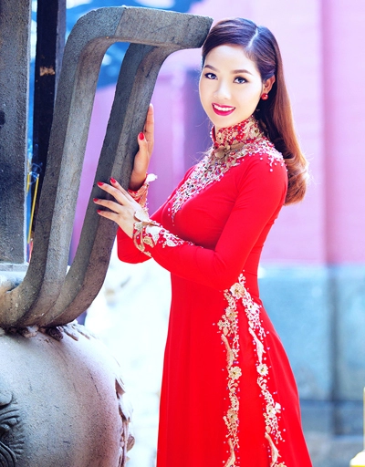 Hoa hậu mai phương thụy quân duyên dáng với áo dài