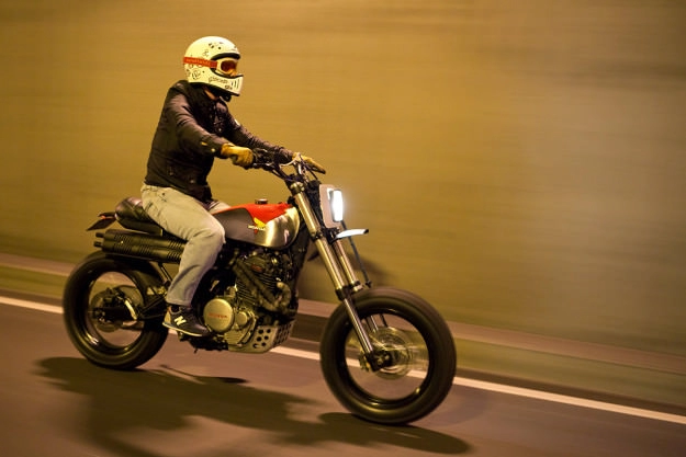 Honda dominator bụi bậm và phá cách với phong cách scrambler