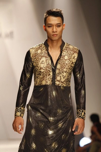 Hồng quế kiêu hãnh catwalk