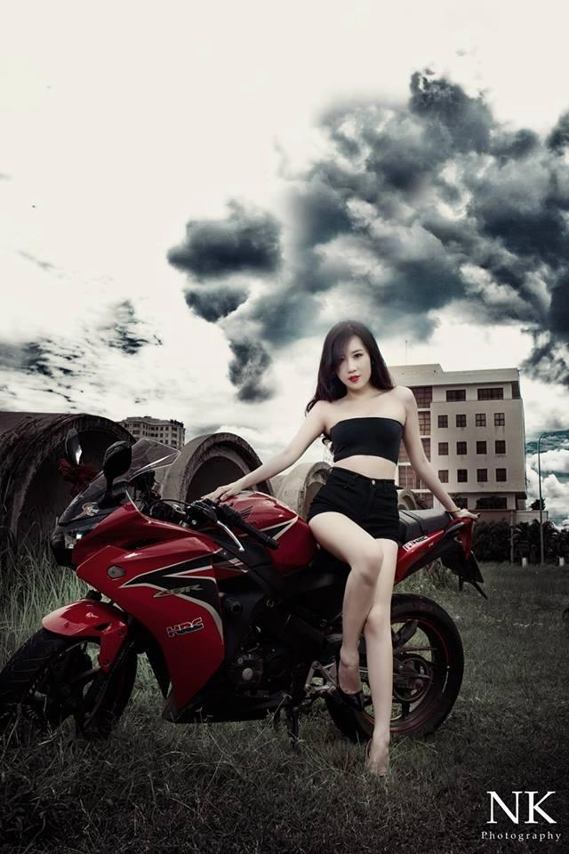 Hot girl bên cạnh xe moto