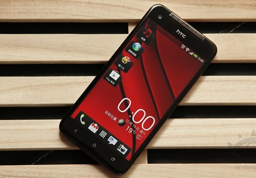 Htc butterfly có giá 750 usd ở singapore