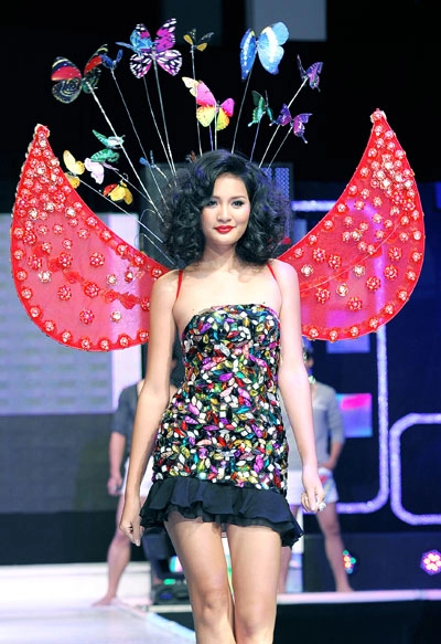 Hương giang tạo dáng trên sàn catwalk