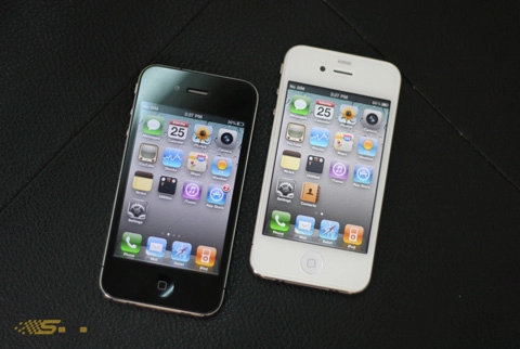 Iphone 4 trắng và đen so dáng ở vn