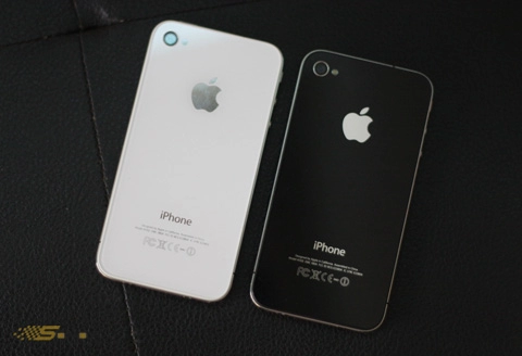 Iphone 4 trắng và đen so dáng ở vn