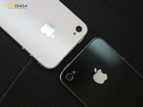 Iphone 4 trắng và đen so dáng ở vn