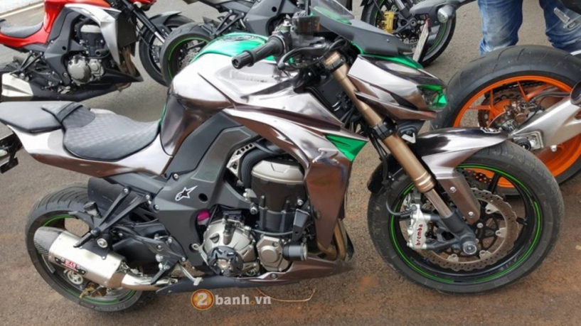 Kawasaki z1000 đẹp và độc đáo với phiên bản decal chrome