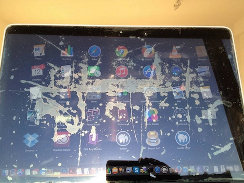 Khách hàng phàn nàn màn hình macbook bị loang lổ