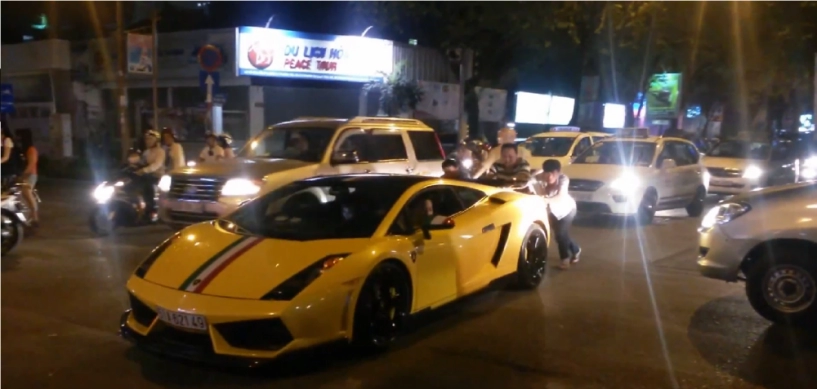 Lamborghini gallardo chạy bằng động cơ cơm