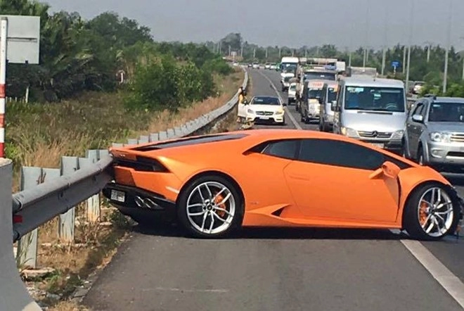 Lamborghini huracan bị tai nạn ở cao tốc long thành quận 9 tp hcm