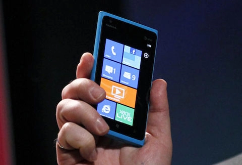 Lumia 900 bán ra từ 183