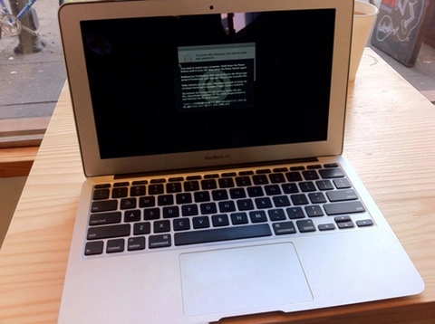 Macbook air mới dính lỗi màn hình