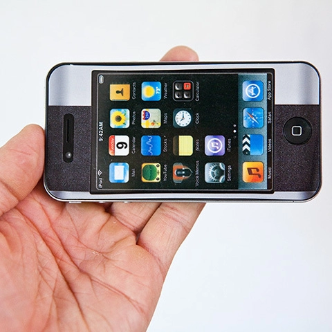 Miếng da biến iphone 4 thành máy ảnh leica