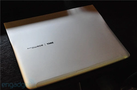 Mở hộp laptop mỏng nhất thế giới