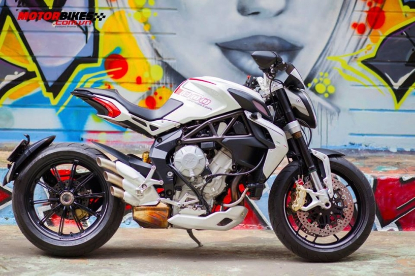 Mv agusta brutale 800 dragster đầy phong cách đọ dáng cùng cô nàng cá tính tại sài gòn