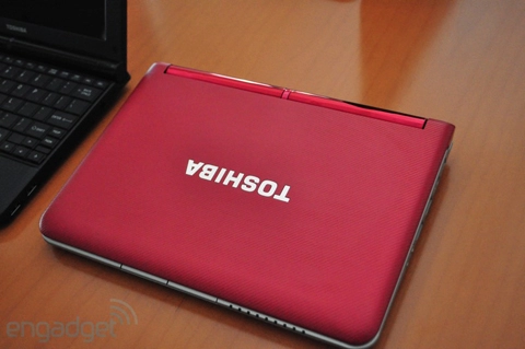 Netbook giá rẻ pin 85 tiếng của toshiba