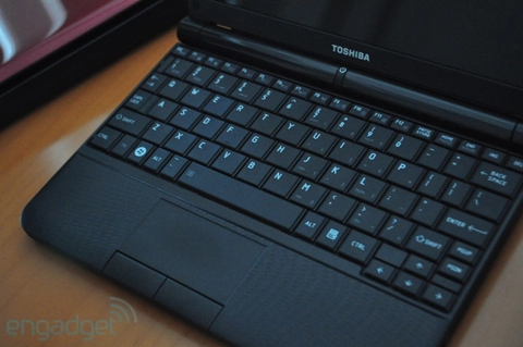 Netbook giá rẻ pin 85 tiếng của toshiba