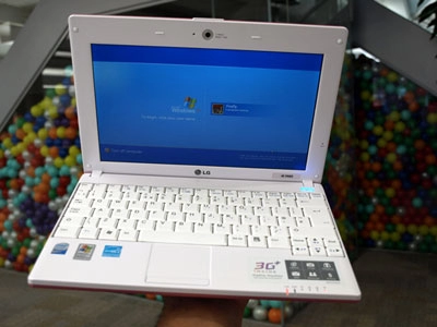 Netbook hồng của lg với kết nối 3g