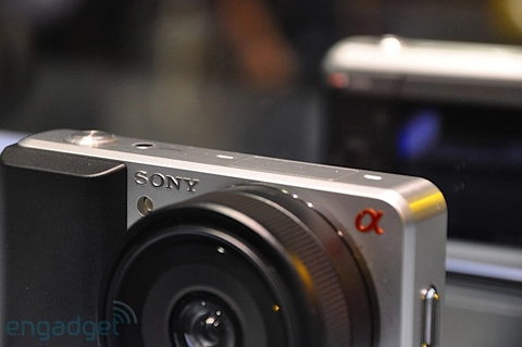 Ngắm camera ống kính rời siêu nhỏ sony