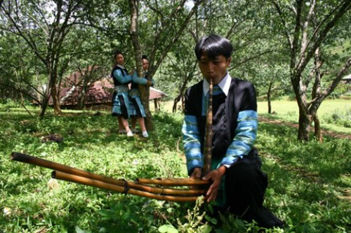 Những phiên chợ chỉ họp một lần mỗi năm