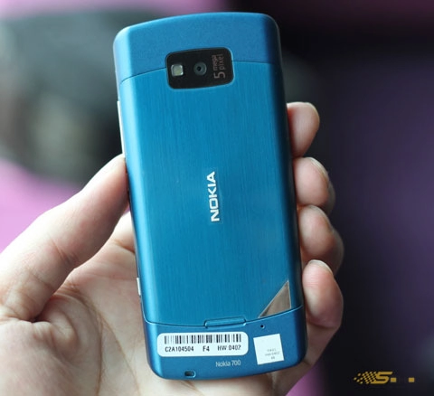 Nokia 700 thiết kế mỏng gọn