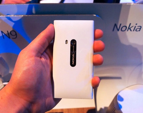 Nokia bán n9 màu trắng tại phần lan