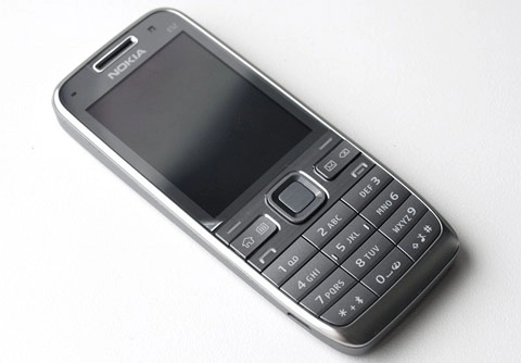 Nokia e52 giá hơn 6 triệu đồng