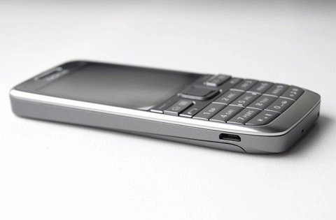 Nokia e52 giá hơn 6 triệu đồng