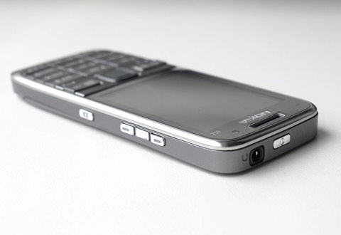 Nokia e52 giá hơn 6 triệu đồng