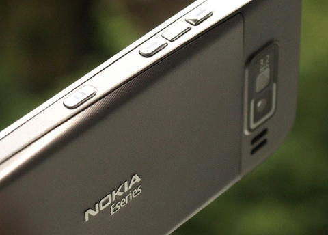 Nokia e52 giá hơn 6 triệu đồng