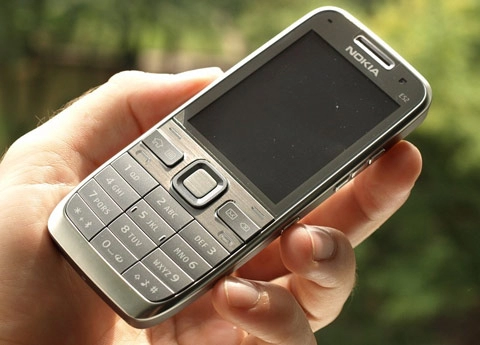 Nokia e52 giá hơn 6 triệu đồng