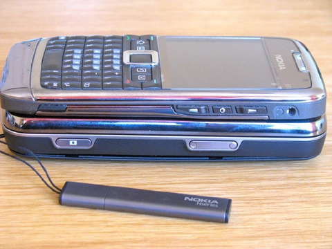Nokia n97 bên cạnh e71