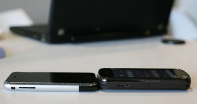 Nokia n97 bên cạnh iphone