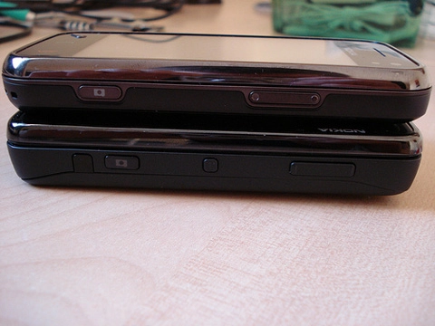 Nokia n97 mini bên cạnh n900